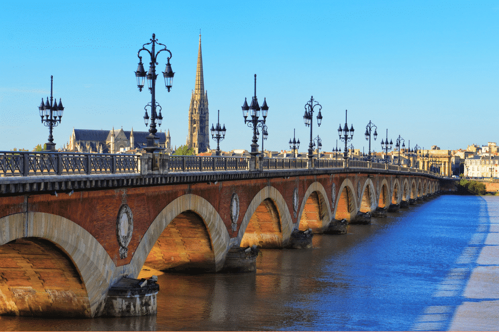 Le Pont de Pierre à Bordeaux, symbole du patrimoine bordelais soutenu par le mécénat de La Toque Cuivrée en 2017 et 2018.